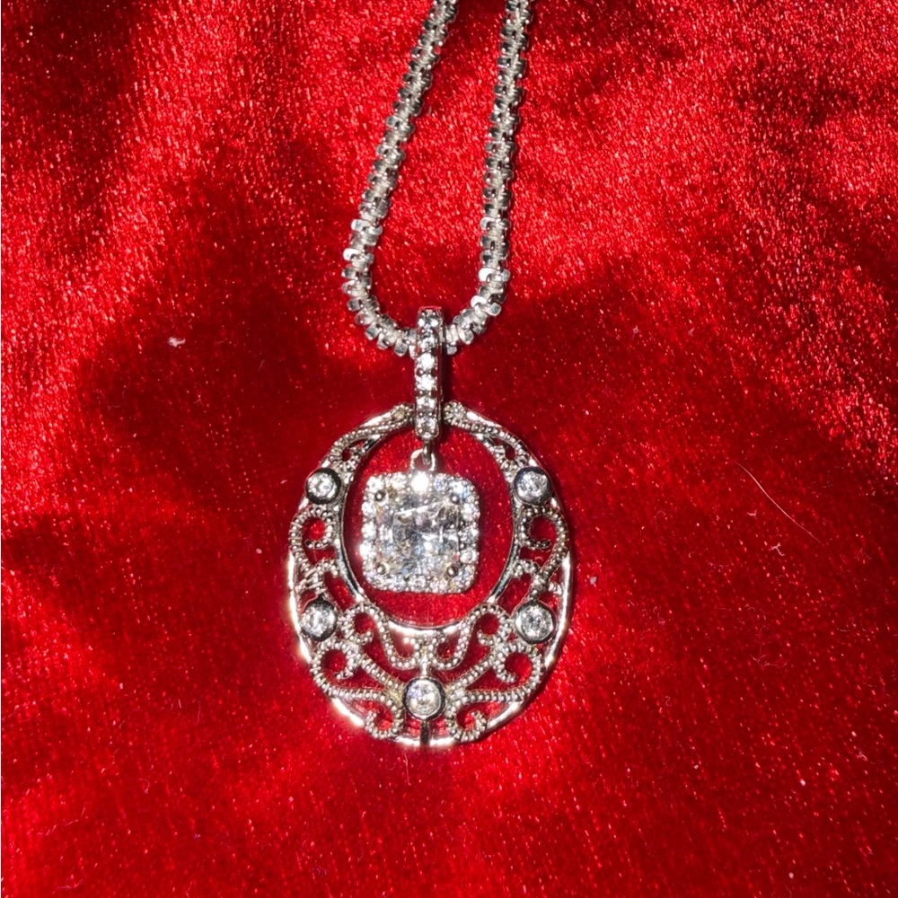 Jewelry Television Bella Luce’ necklace. Like new. Long chain.
18 inch chain.